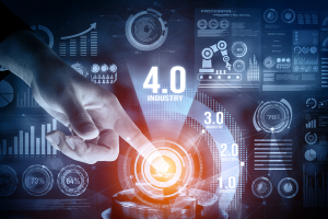 "Imagen conceptual de la Industria 4.0 que muestra una mano interactuando con una interfaz digital futurista. Se observan gráficos de datos, brazos robóticos y una línea de tiempo que evoluciona desde la industria 1.0 hasta la 4.0 en tonos azules brillantes."